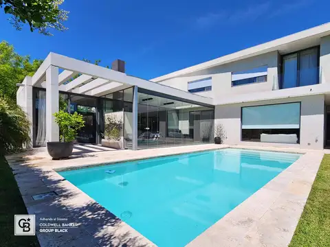 Casa en Venta con 4 cocheras