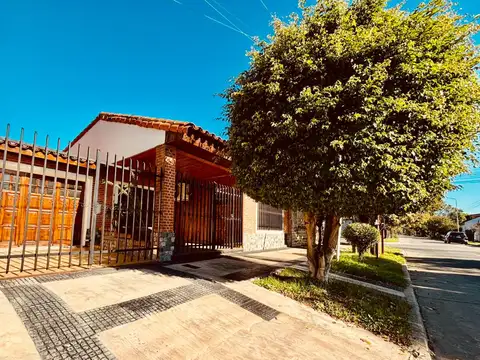 Chalet 3 amb. con entrada de autos pasante y patio