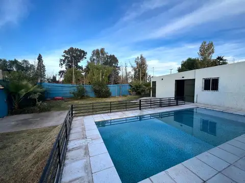 Casa en venta con quincho y pileta en Corralitos