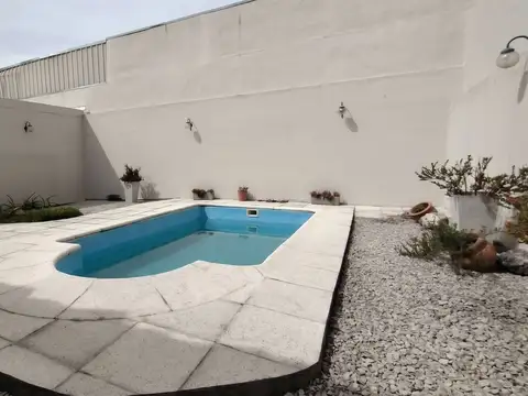 Venta casa con jardín, quincho y pileta en Quilmes