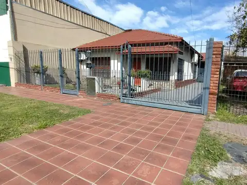 Casa en Venta con 3 cocheras