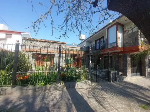 Casa en venta c/ cochera en Merlo