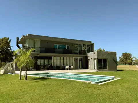 ÁREA 60 CASA – LA VICTORIA CLUB DE POLO – Moderna casa 5 ambientes con pileta sobre lote 1356 m2