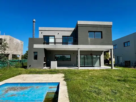 Casa en Alquiler con 2 cocheras