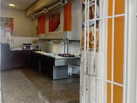 Local a la calle sobre avenida Corrientes. Excelente ubicación.