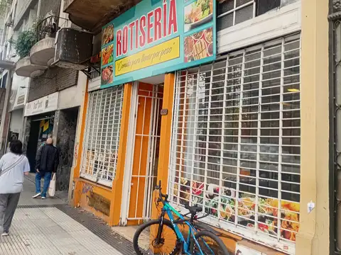 Local a la calle sobre avenida Corrientes. Excelente ubicación.