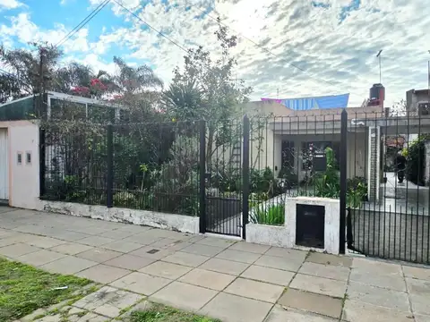 CASA DE 3 AMBIENTES CON COCHERA EN VENTA