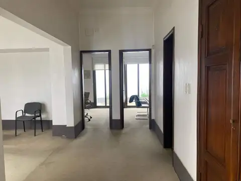 Oficina 10 ambientes con 2 baños