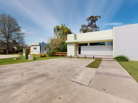 Casa en Venta con 2 cocheras