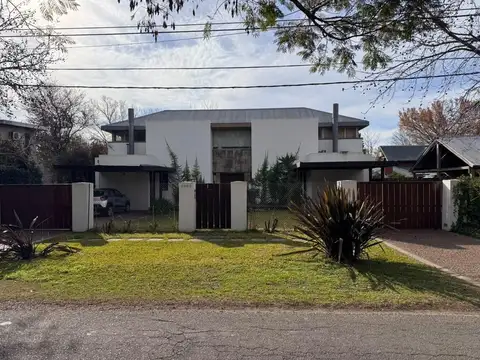 Casa 4 Dormitorios con cocheras, pileta y parrillero - Fisherton