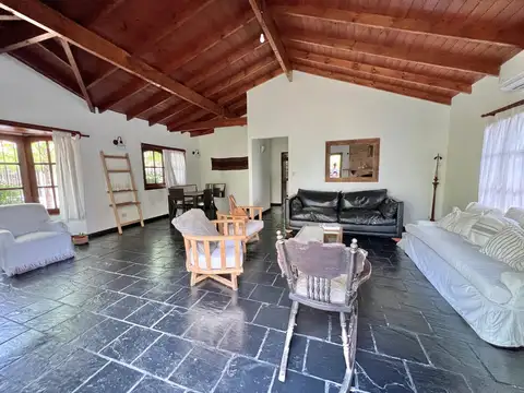 Casa en Alquiler con 2 cocheras