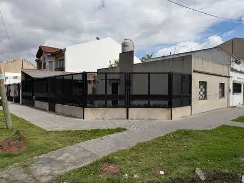 CASA EN VENTA DE 3 AMBIENTES, LOMAS DEL MIRADOR con COCHERA, PATIO Y JARDIN. OPORTUNIDAD!