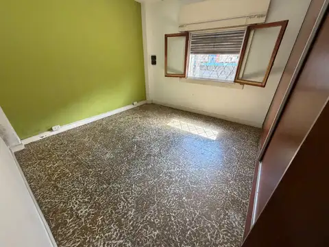 CASA EN VENTA DE 3 AMBIENTES, LOMAS DEL MIRADOR con COCHERA, PATIO Y JARDIN. OPORTUNIDAD!
