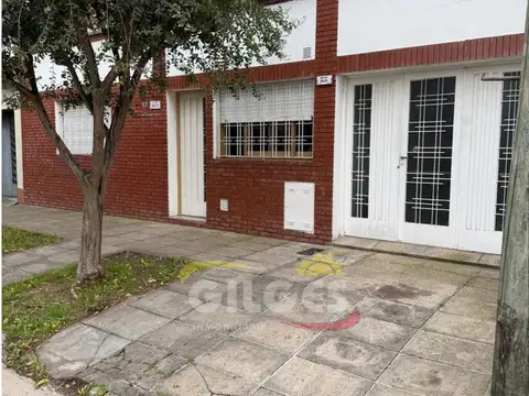 Alquiler Casa 3 ambientes  en San Justo cochera cubierta con fondo con quincho y parrilla