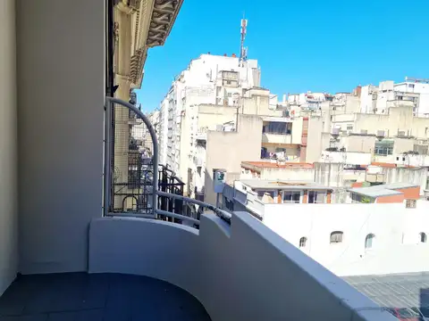 Departamento de 3 Ambientes en  Venta - Balcón - Tribunales