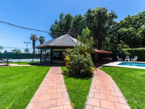 EN VENTA - CASA DE 3 DORMITORIOS CON QUINCHO Y PILETA - ROLDAN