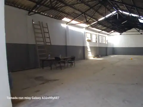 Muy buen galpon 273 m2 cubiertos sobre lote 371 m2 refaccionado a nuevo zona Industrial