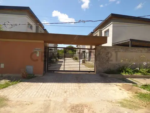 513 entre 142 y 143  Hermoso Dúplex  de 2 dormitorios en Venta en Barrio Semi Cerrado .