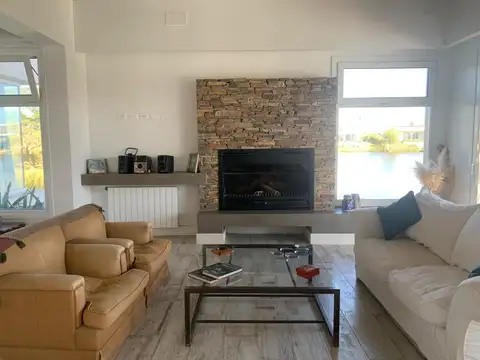 Casa 7 ambientes con 4 baños