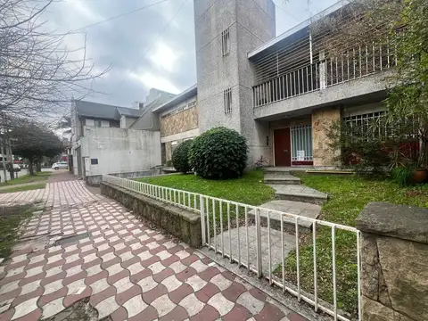 Casa 7 ambientes con 4 baños