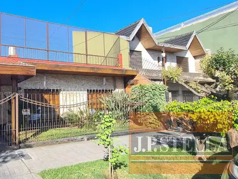 Casa 4 amb. 180 m² Cub. C/4 cocheras y Pileta - San Justo