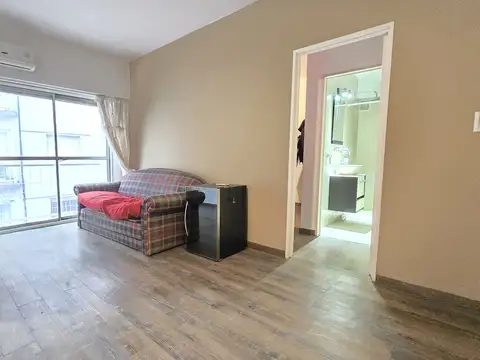 Departamento 2 ambientes, renovado a nuevo. Piso alto