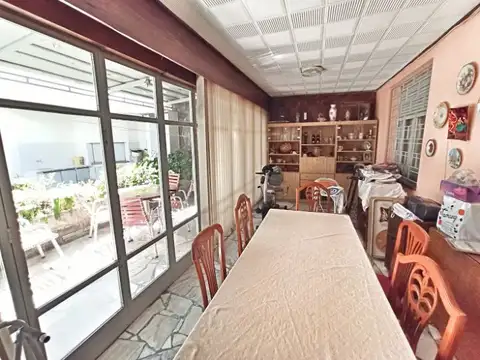 Casa 6 ambientes con 2 baños