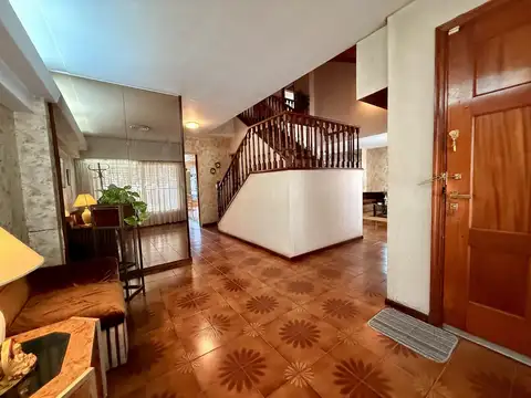 Casa 6 ambientes con 4 baños