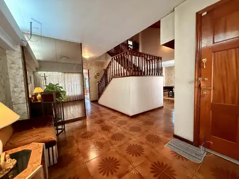 Casa 6 ambientes con 4 baños