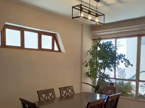 Barrio Norte, Av Córdoba 2300, 6to piso, 2 amb, 50m2, u$s 550 + expensas + servicios. 06-12-25....