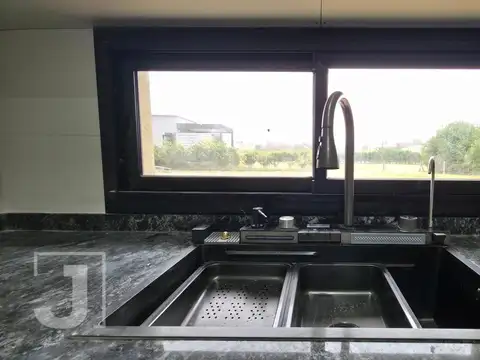 Casa en Venta con 4 cocheras