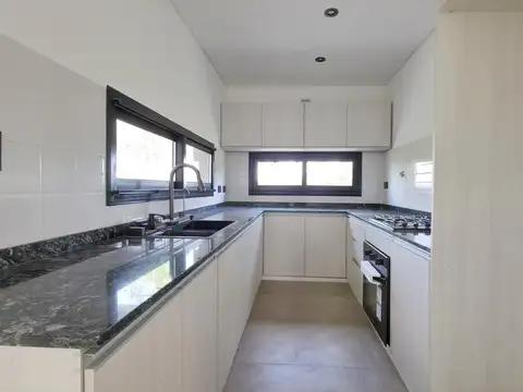 Casa en Venta con 4 cocheras