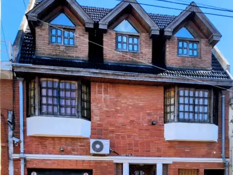 CASA CON PARQUE Y PISCINA