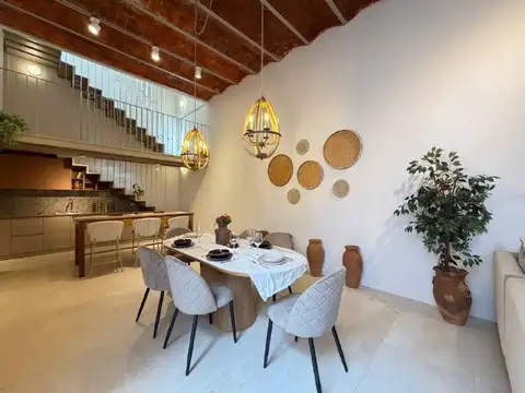 Venta casa de pasillo de tres dormitorios reciclada con jardín y pileta en Zona Río, Rosario