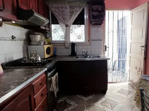 CASA CON 3 DORM.+FONDO+QUINCHO + LOCAL Y COCHERA