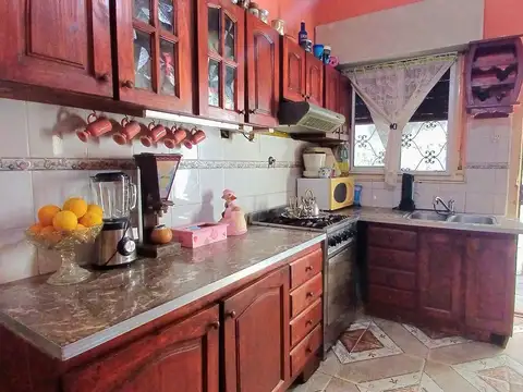CASA CON 3 DORM.+FONDO+QUINCHO + LOCAL Y COCHERA