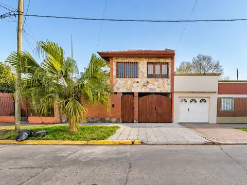 Casa en Venta - 5 Ambientes - Cochera - Patio - Terraza - Lomas de Zamora