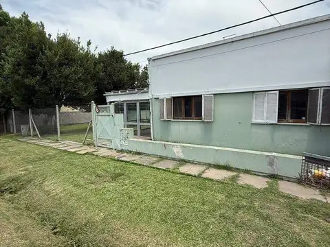 12 E/421 bis y 422-Complejo de casa, dos S.U.M, pileta, taller. Lote de 1432 m2 100