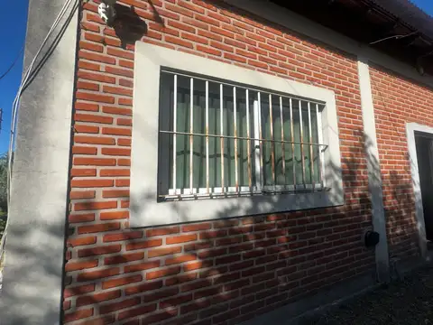 VENTA CASA 3 AMBIENTES C/ AMPLIO JARDÍN - BUENA UBICACIÓN - APTO CREDITO Y PERMUTA - SIN EXPENSAS  