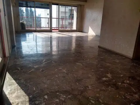 Depto de 4 amb + dependencias + lavadero+ cochera + baulera.