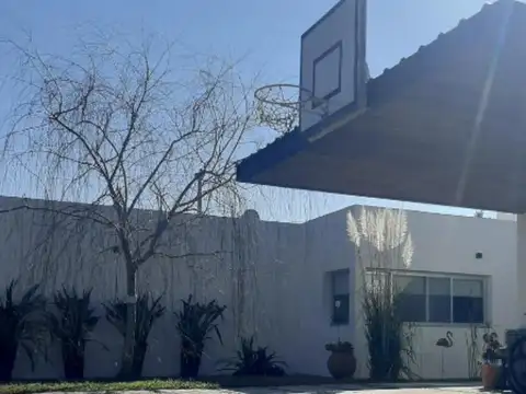 Casa en Alquiler con 2 cocheras