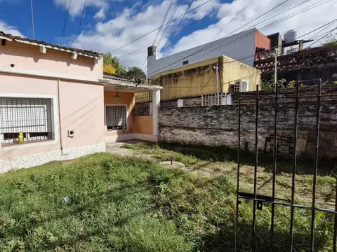 OPORTUNIDAD A RECICLAR POR COMPLETO   PH EN VENTA DE 3 AMBIENTES CON JARDÍN AL FRENTE