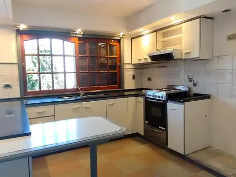 Casa en Alquiler con 2 cocheras