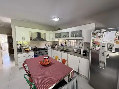 Casa en Alquiler con 3 cocheras