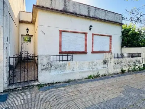 ¡RETASADA! CASA 3 AMBIENTES EN LOTE PROPIO A REFACCIONAR.