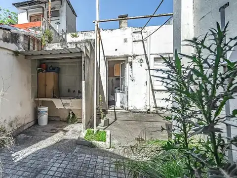 ¡RETASADA! CASA 3 AMBIENTES EN LOTE PROPIO A REFACCIONAR.