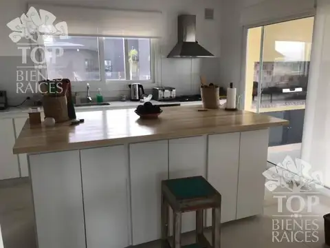 Casa en Venta en Las Araucarias, USD 360.000