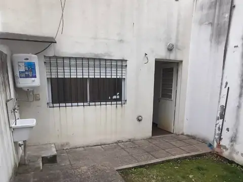 Depto Tipo Casa en Alquiler en Monte Castro, $ 850.000