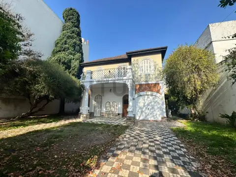 ALQUILER CASA 7 AMBIENTES CON JARDÍN Y COCHERA EN SAAVEDRA