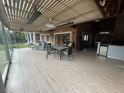 Casa en Alquiler con 2 cocheras